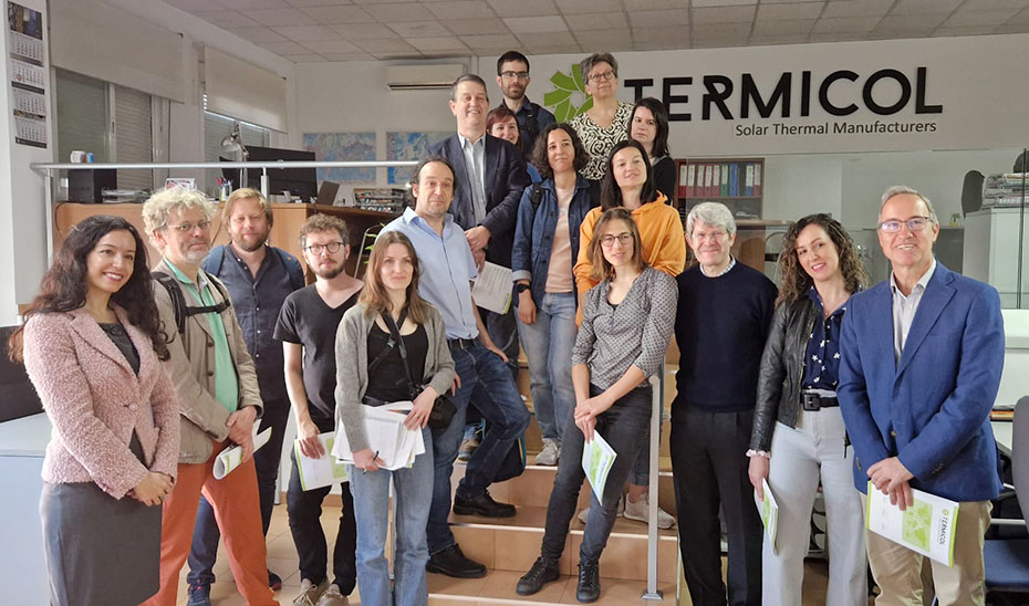 Una delegación de periodistas europeos durante una visita organizada por la Agencia Andaluza de Energía a una empresa de fabricación de paneles térmicos.